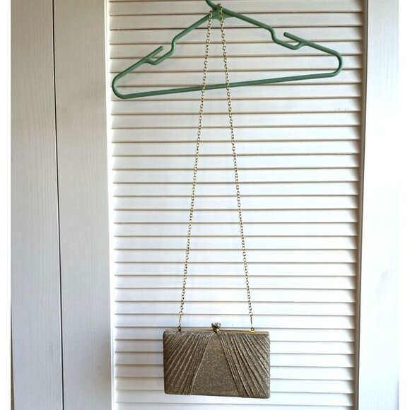 Gold Metallic Women's Handbag w/ Jeweled Snap Closure and Chain Strap - Picture 2 of 9